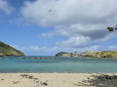 Plage de sable blanc aux eaux turquoise