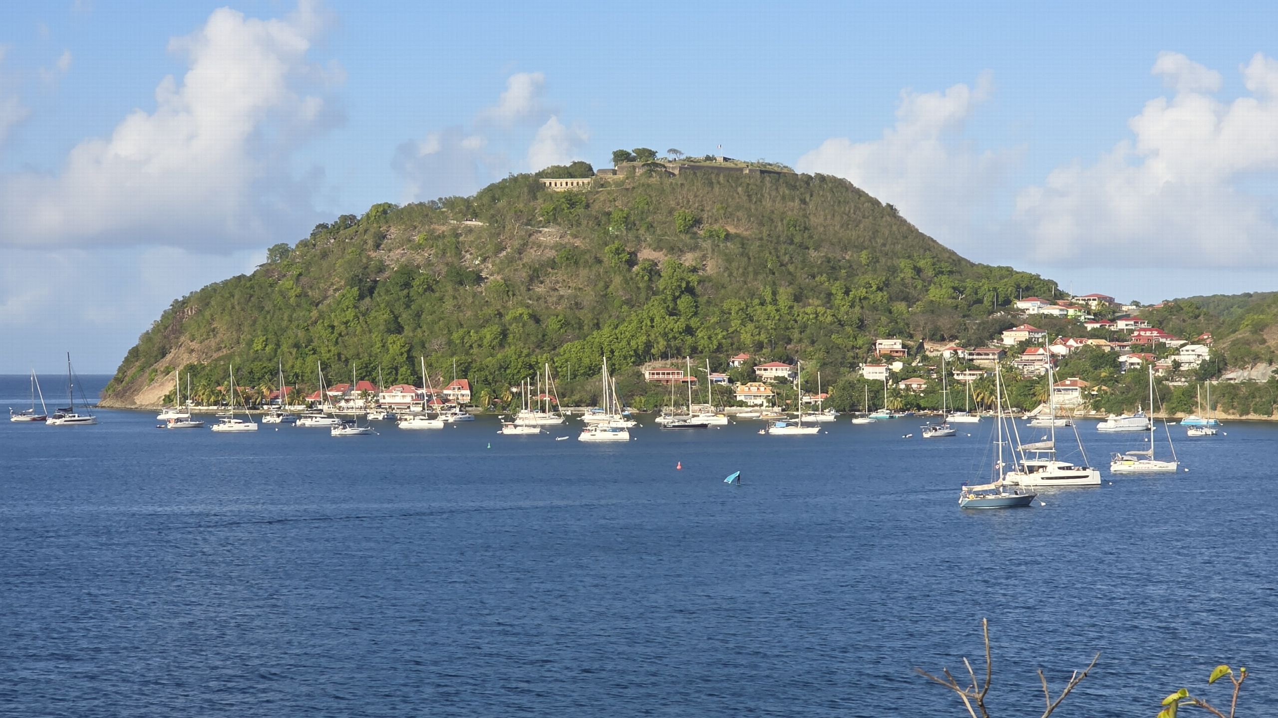 Le morne du Chameau dominant le bourg et les voiliers au mouillage