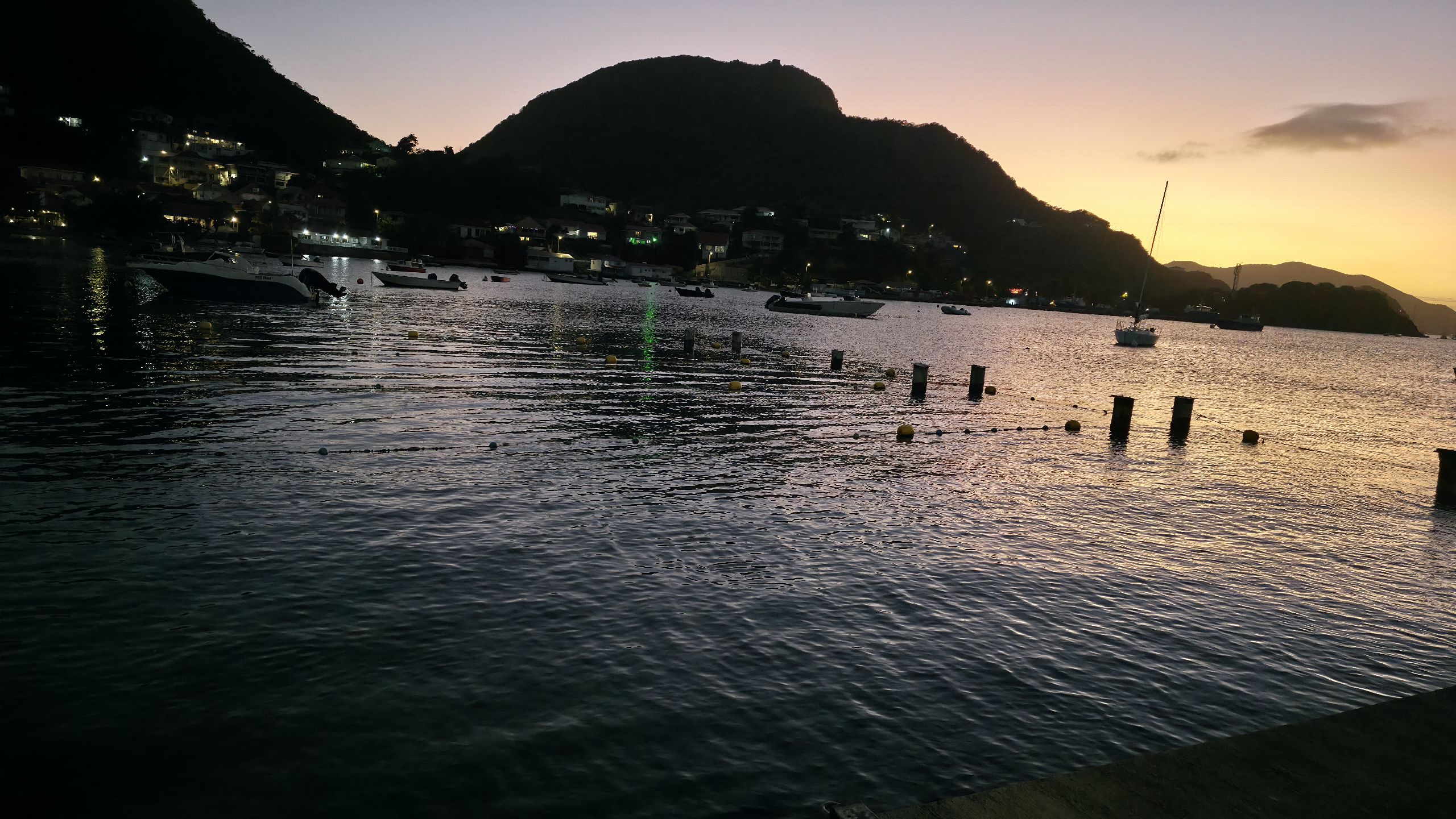 Le bourg et la baie dans la lumière déclinante du crépuscule