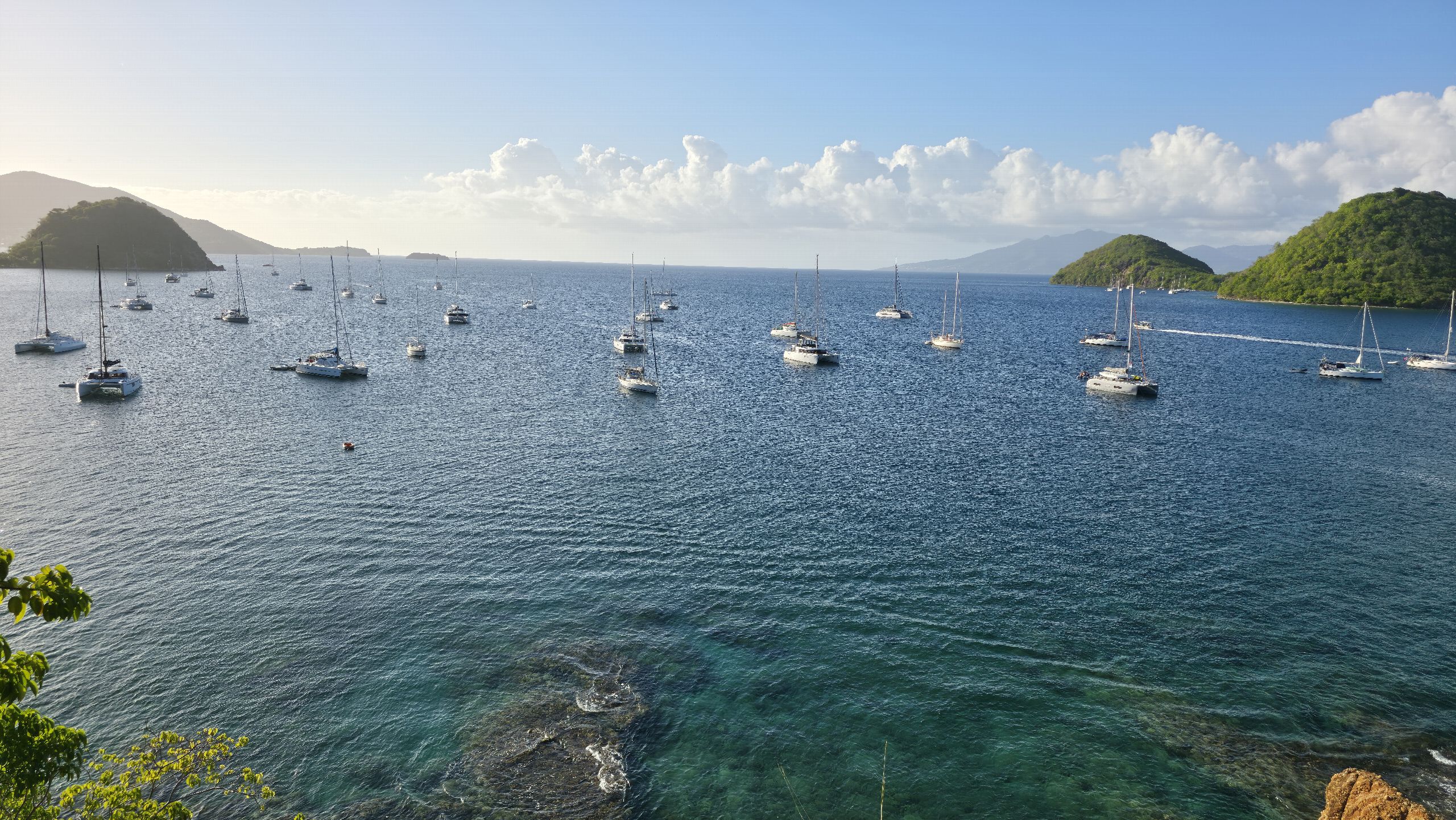 Dizaines de voiliers au mouillage dans la baie des Saintes